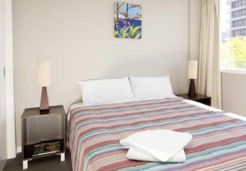 Quest On Ward Serviced Apartments Гамильтон Экстерьер фото