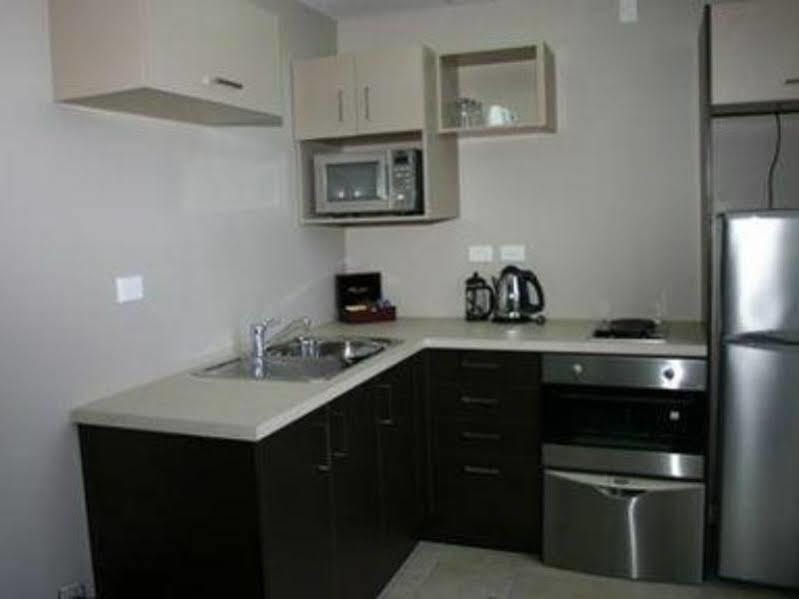 Quest On Ward Serviced Apartments Гамильтон Номер фото