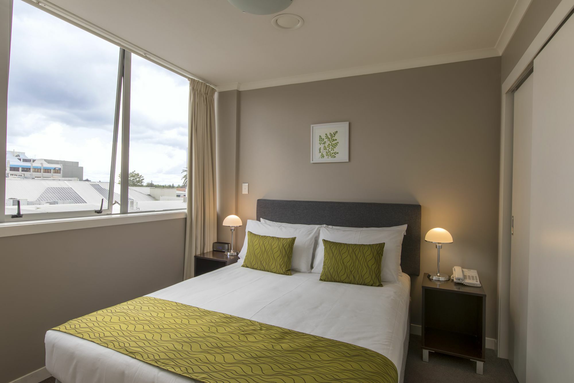 Quest On Ward Serviced Apartments Гамильтон Экстерьер фото