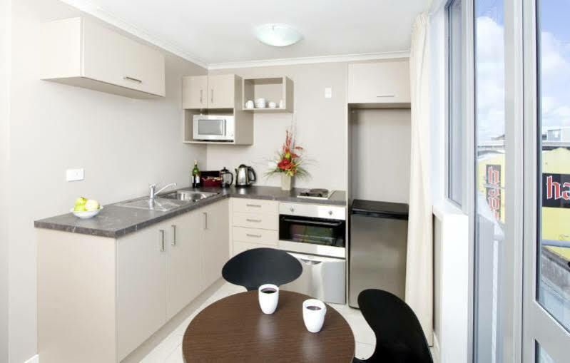 Quest On Ward Serviced Apartments Гамильтон Экстерьер фото